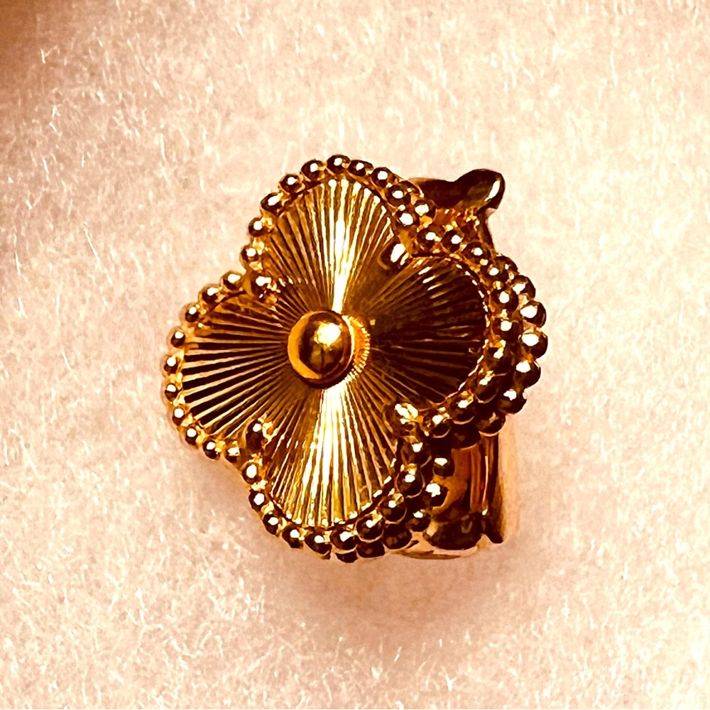 ONE Van Cleef & Arpels Alhambra Gold Earring